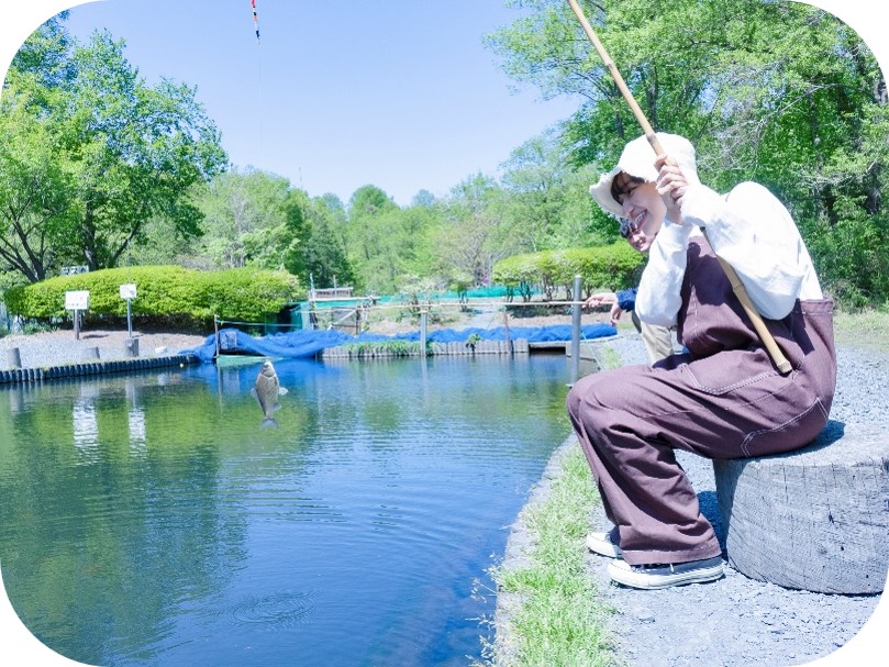 井頭公園で釣りを楽しむ様子