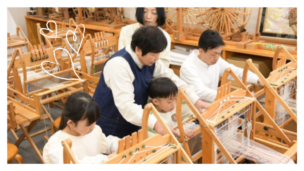 木綿工房で機織りをしている風景