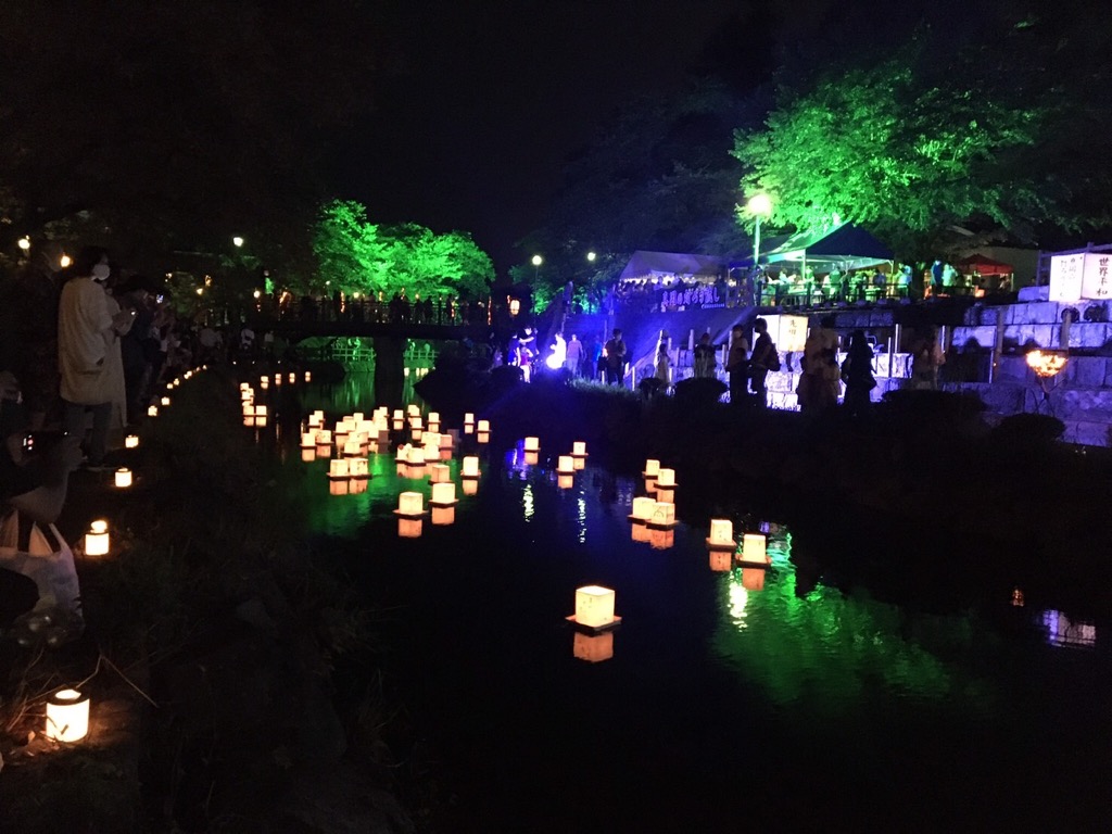灯ろう流しの様子