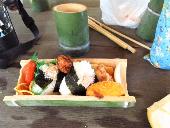 竹のコップと器に料理が盛り付けてある写真です。