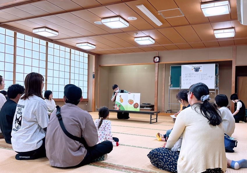 読み聞かせを聞く親子の写真