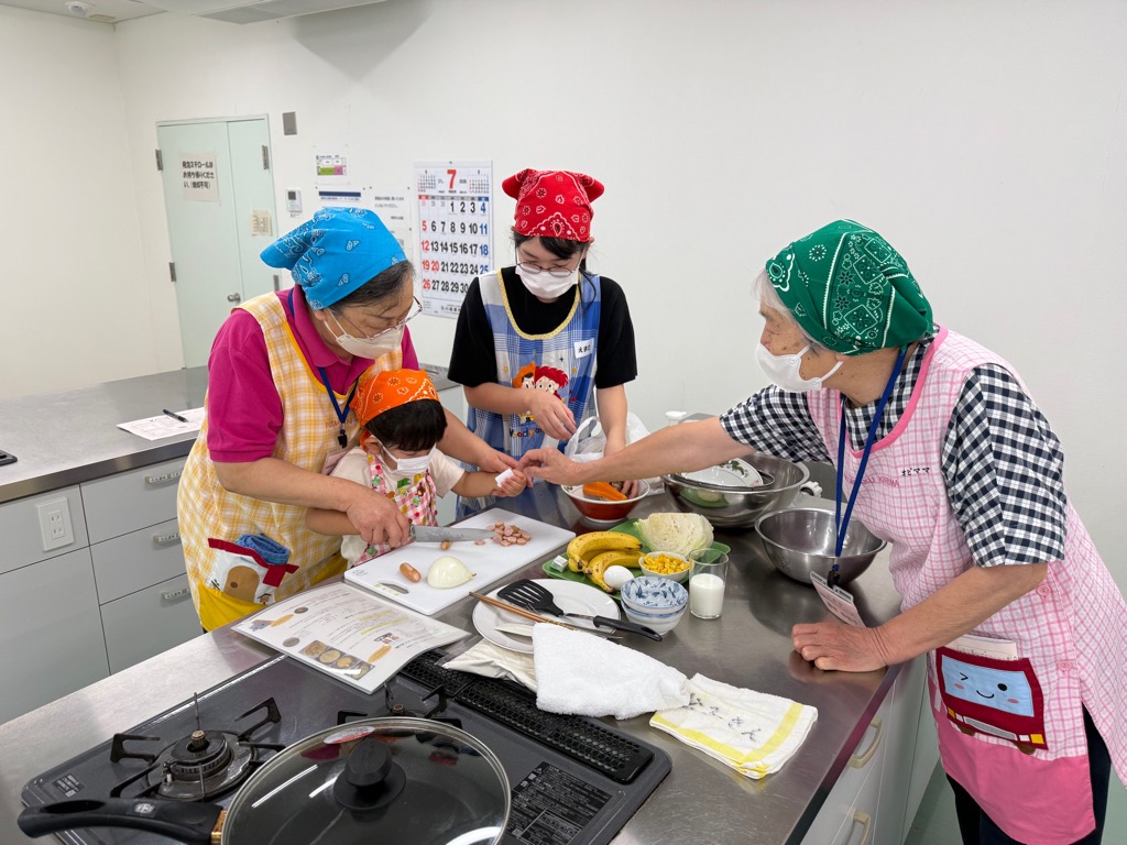 料理を作る親子の写真