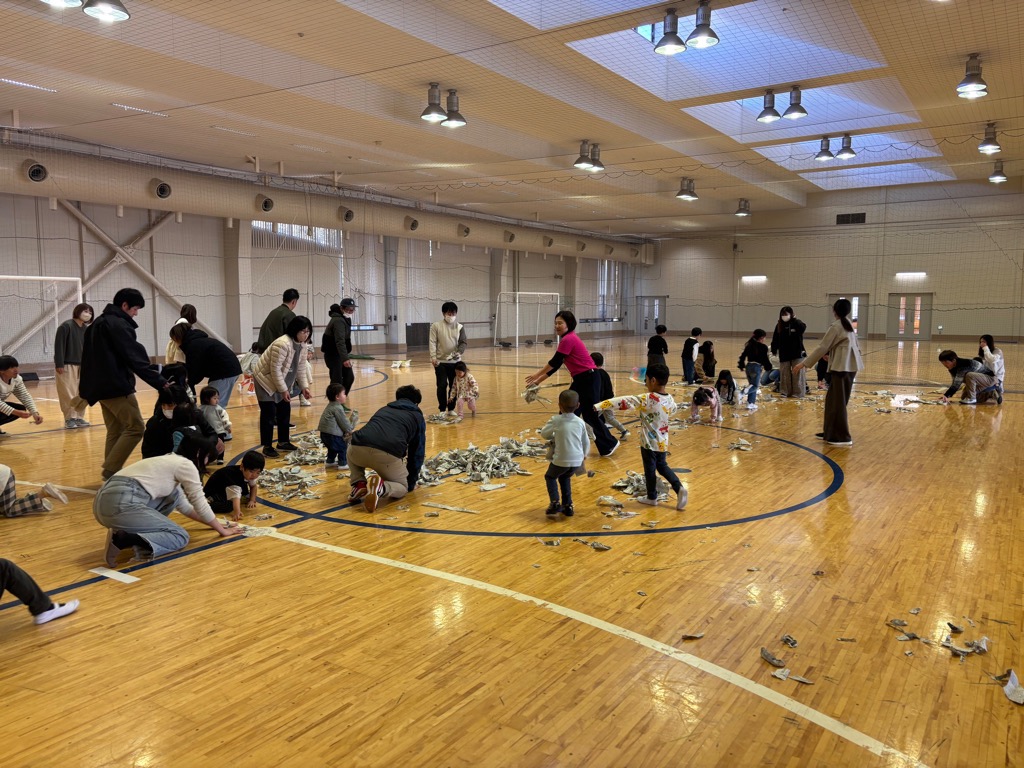 コアラちゃんクラブ2月活動にて、親子でリトミックを楽しむ様子