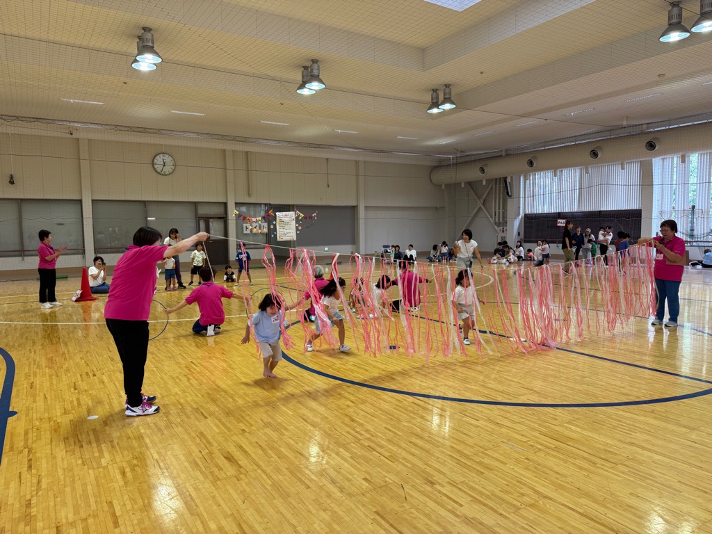 コアラちゃんクラブ9月活動にて運動会を行っている様子