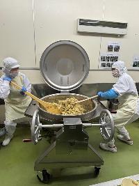 冷やした野菜とドレッシングを和える写真