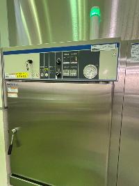 ゆでた野菜の温度を下げる真空冷却器の写真