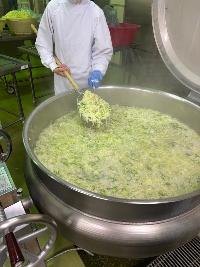 ゆでた野菜の温度を測る写真