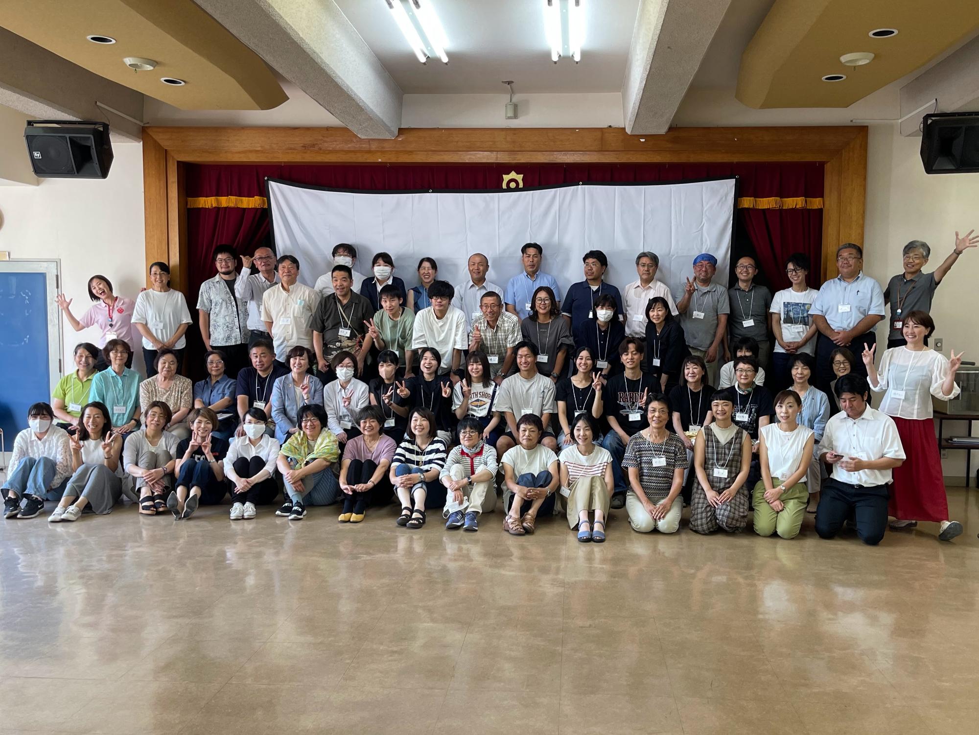 セミナー参加者約60名の集合写真