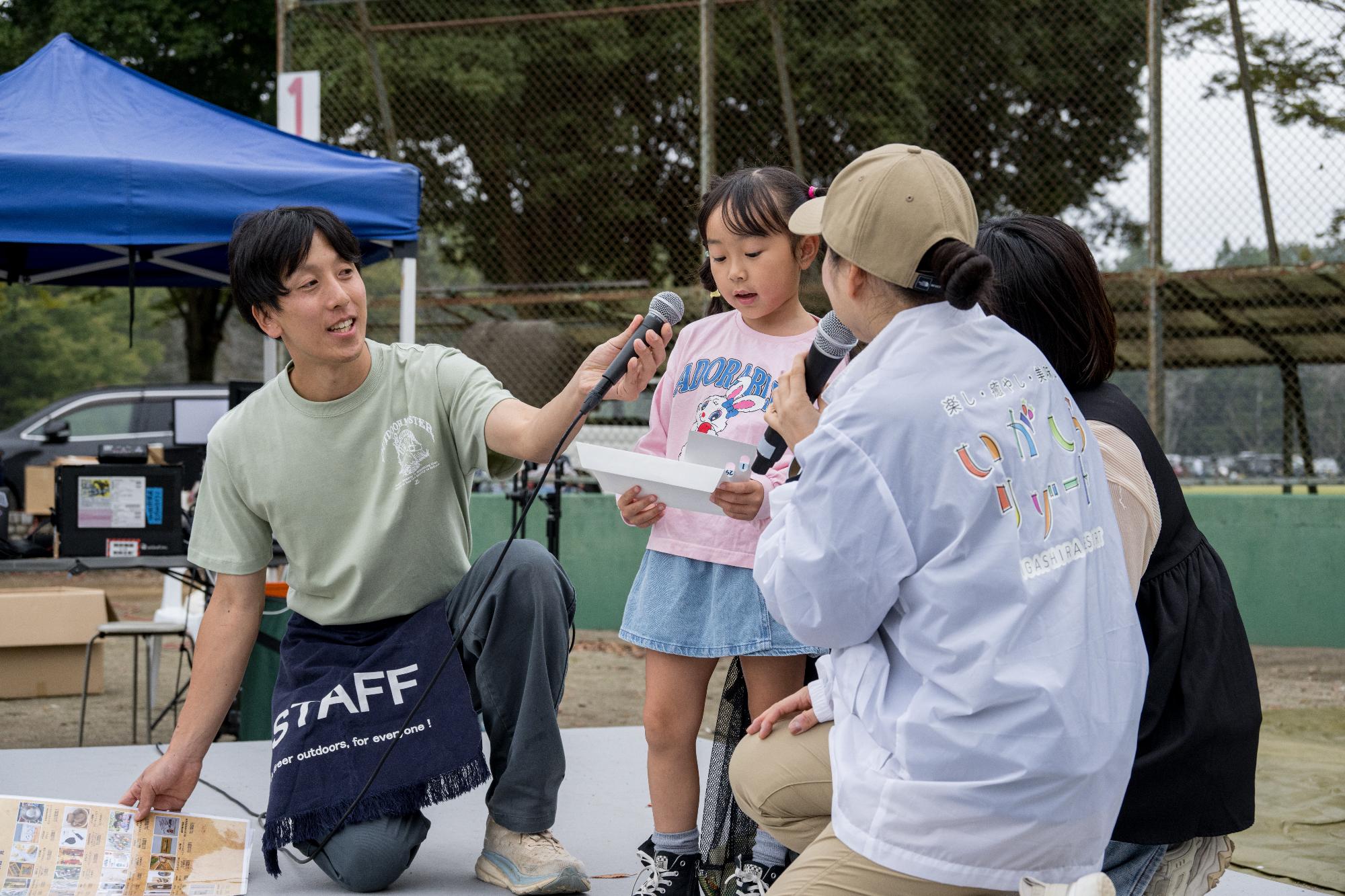 ビンゴ1位の方にインタビューをしている画像