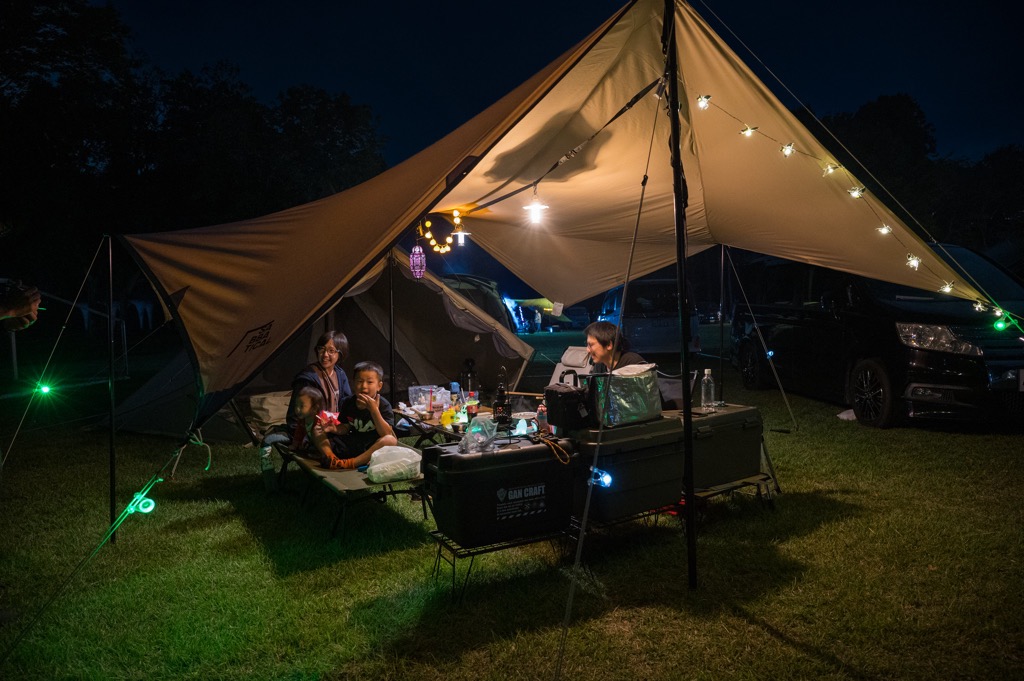 限定キャンプ泊を楽しむファミリーの画像