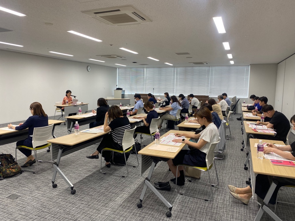 講座を聞く参加者の様子
