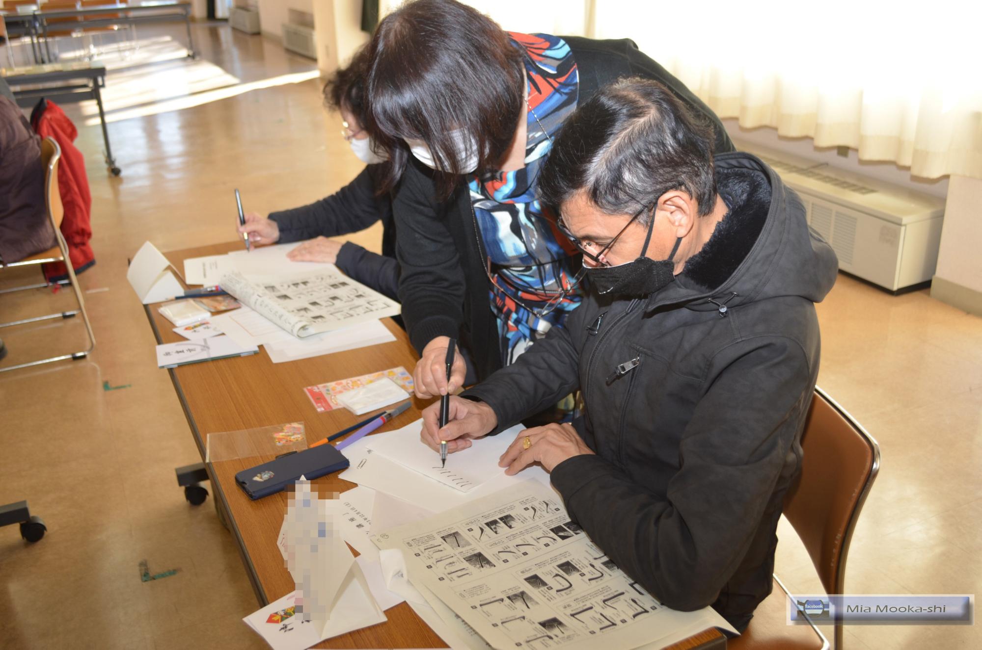 2021年 筆ペン教室 先生に教えてもらっている様子
