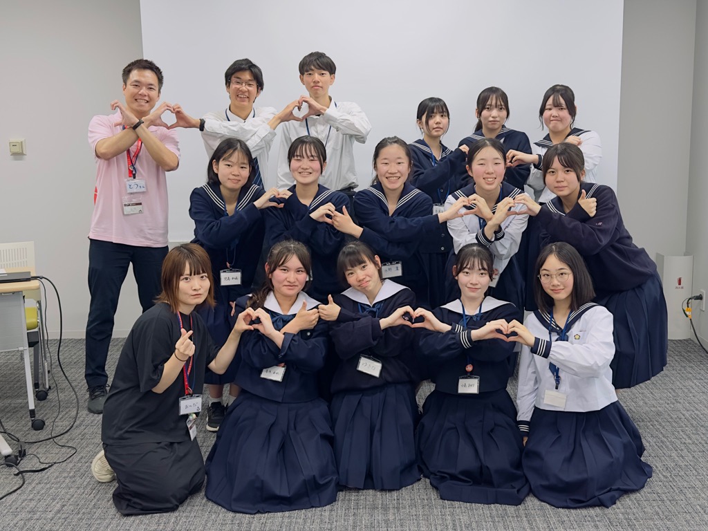 真岡すきすきシェアクラブの令和6年度メンバー、担当の職員との集合写真