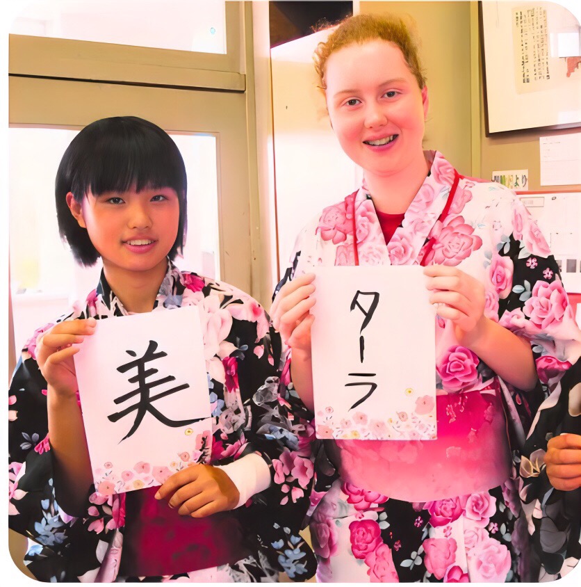 アプリ開発体験でプログラミングをする小学生