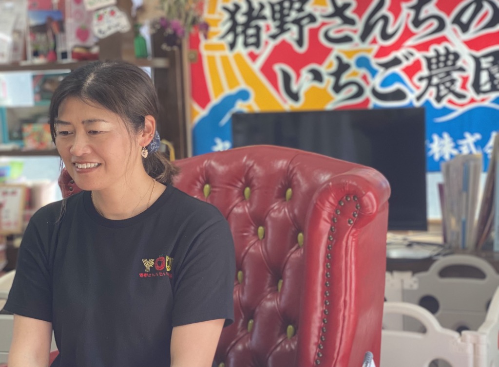 猪野さんがインタビューに答えている様子