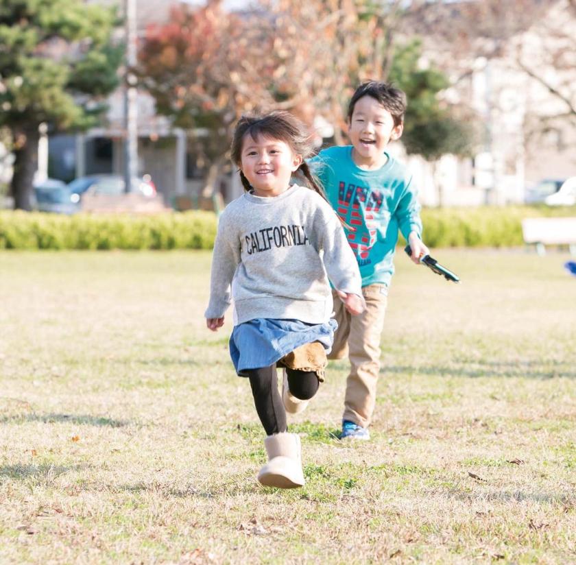 公園でのびのびと遊ぶ子どもたち