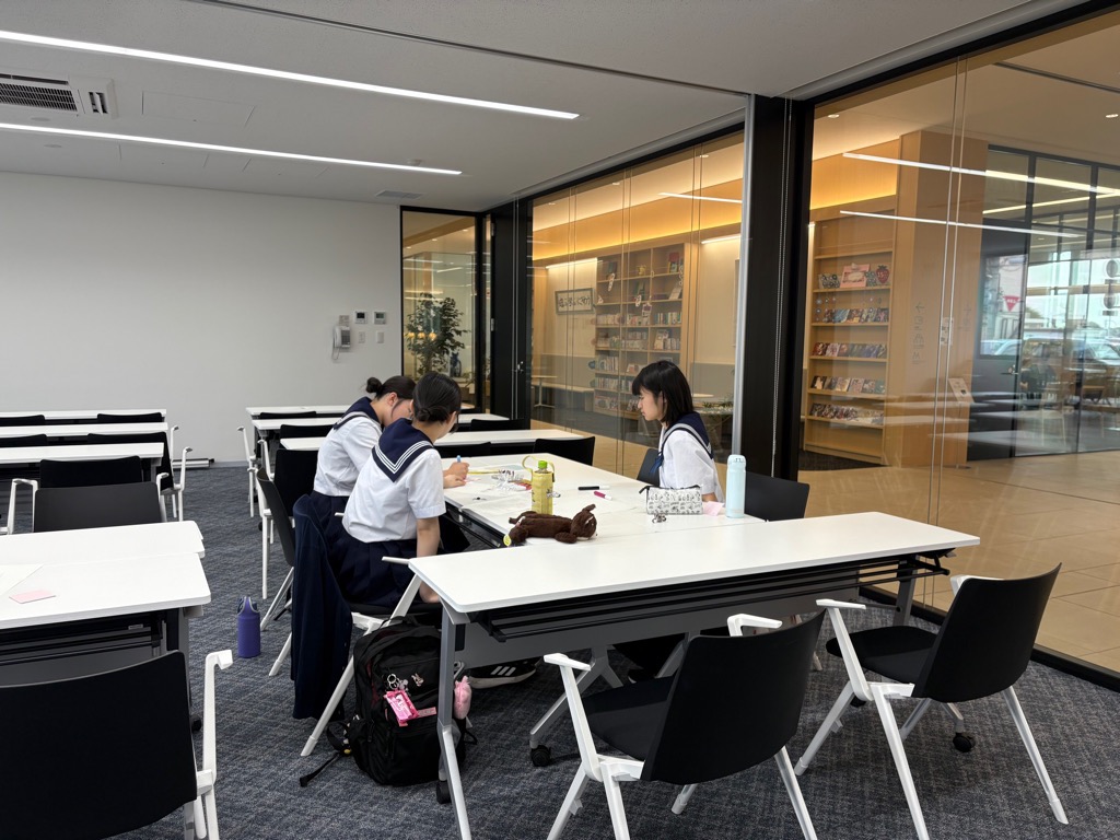 すきすきシェアクラブのメンバーがミーティングしている様子