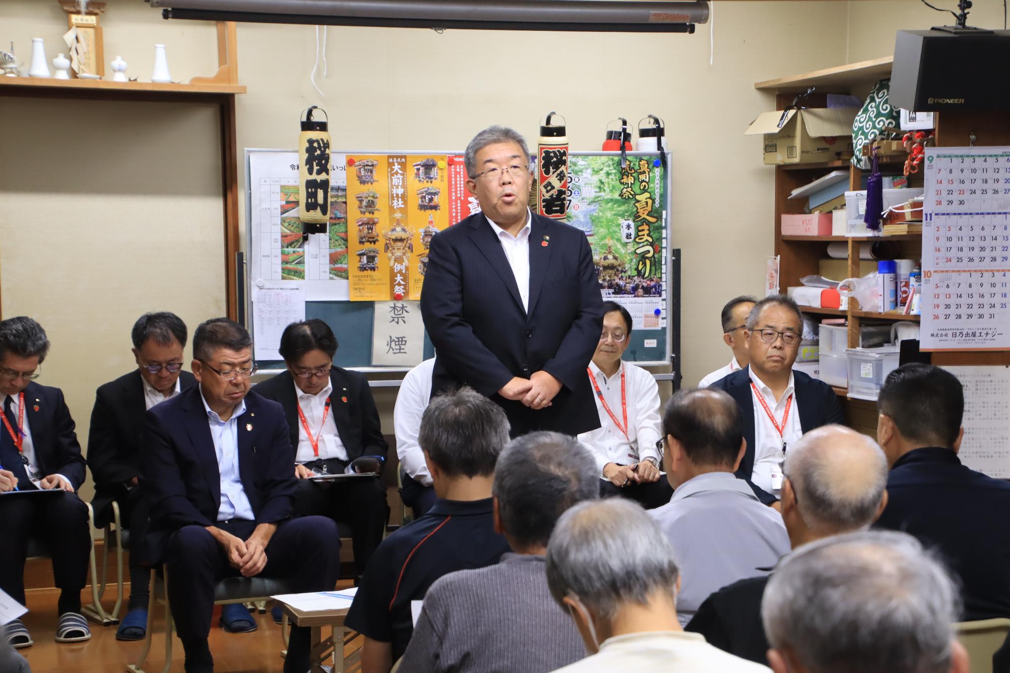 令和7年10月3日に開催された荒町4区の市長との話し合い事業で市長が話す様子