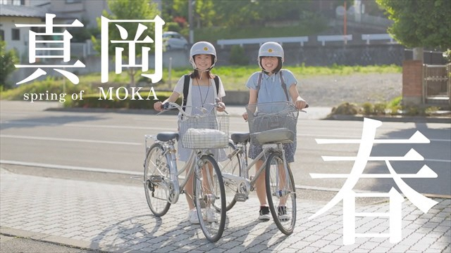 真岡市 春 自転車を押している2名の女の子の写真