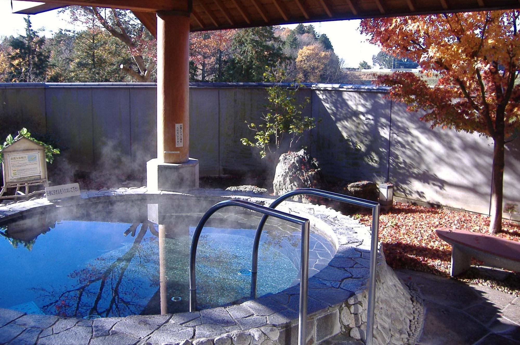 井頭温泉の露天風呂を写した写真