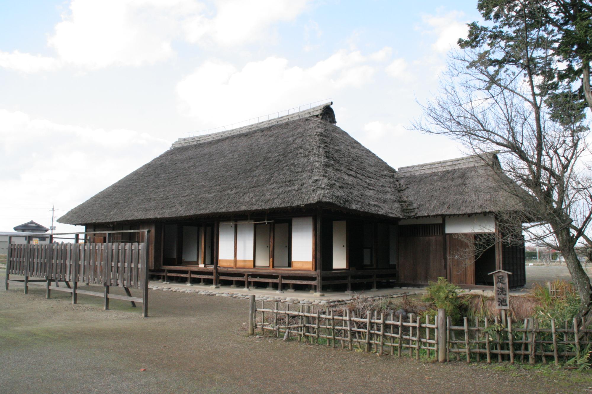 柵の中に建つ藁ぶき屋根の桜町陣屋跡の写真