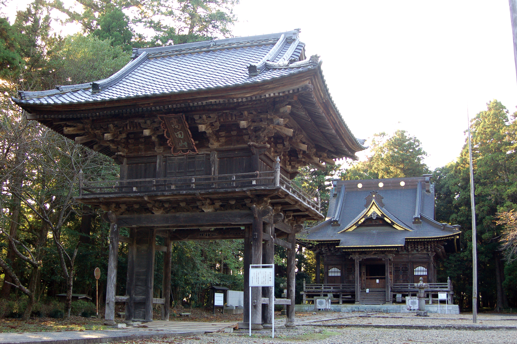 高田山専修寺の山門を写した写真