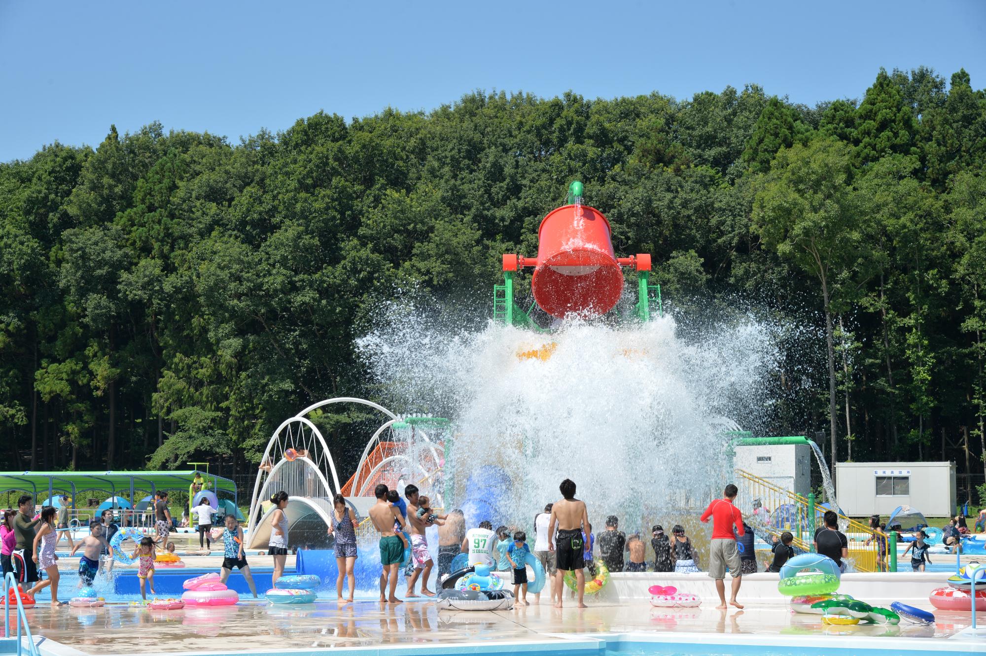 中央から水が豪快に噴き出している一万人プールの写真