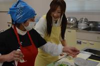 料理をする二人の女性の写真