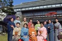 日本家屋の前で並んだ女性たちの写真