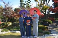 日本庭園で着物を着た3人の女性の写真