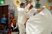 白い衣装を着てダンスをする2人の男女の写真