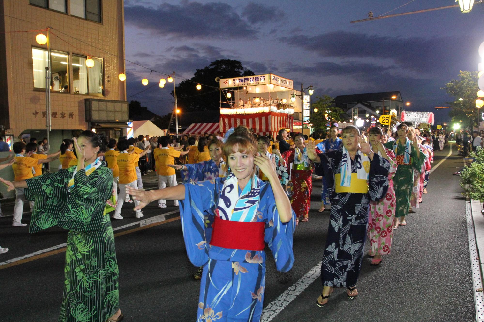 浴衣を着て踊る外国人女性の写真