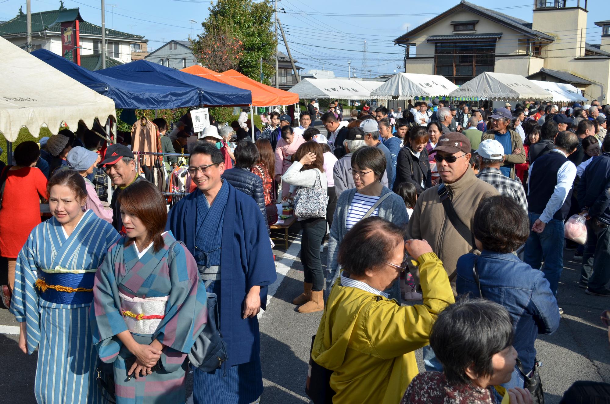 参加者達が着物を着て地域公民館まつり会場を歩いている写真