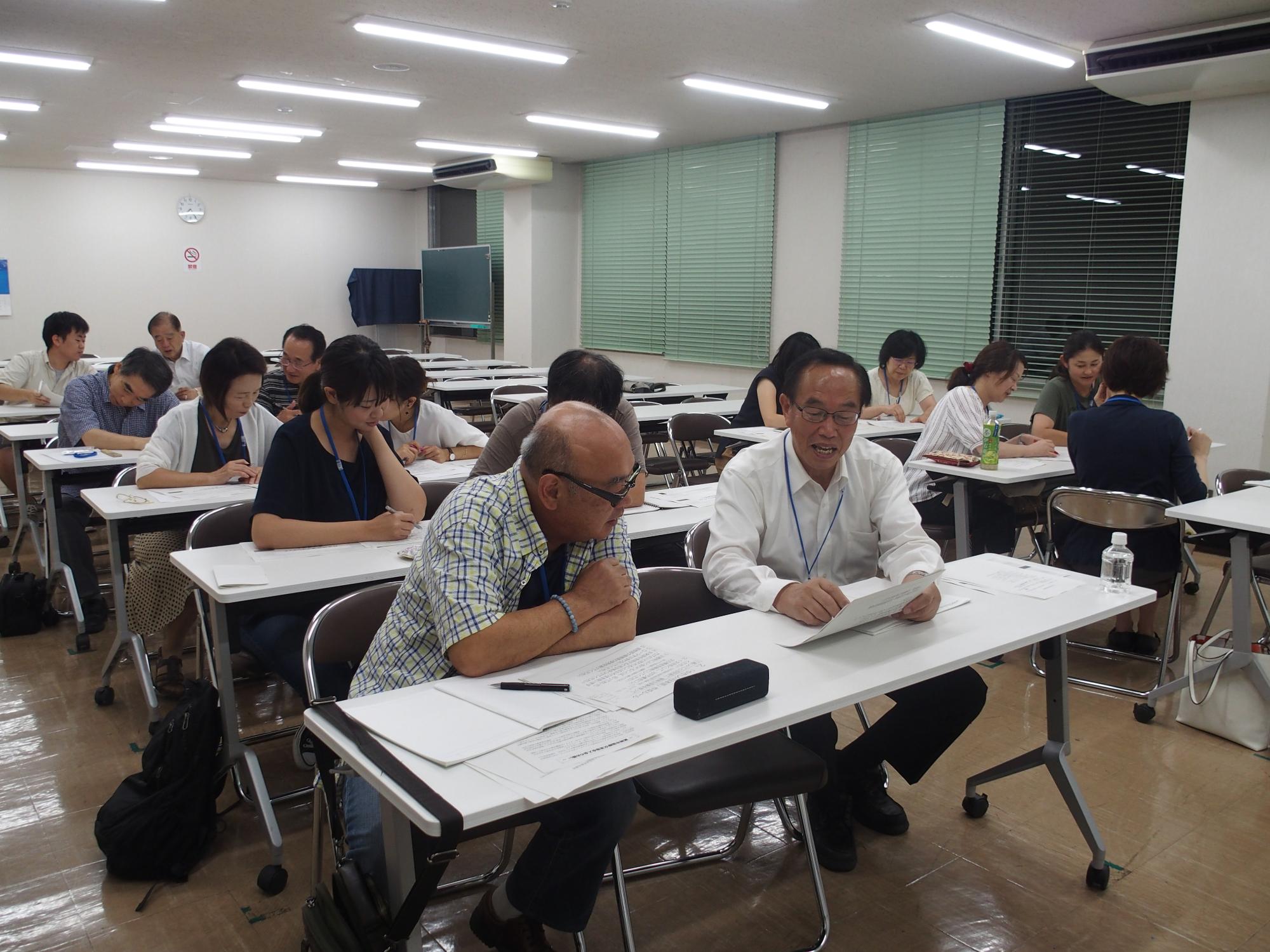 二人一組になって日本語指導者ボランティア養成講座が行われている様子の写真