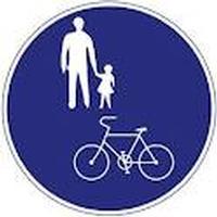 手をつないでいる大人と子供、自転車が描かれている丸い円形の歩道通行可の標識の写真