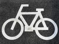 道路に白色で自転車が描かれている歩道通行可の標識