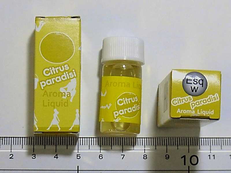 テーブルの上に黄色い箱と白いキャップの瓶が置かれている危険ドラッグの写真