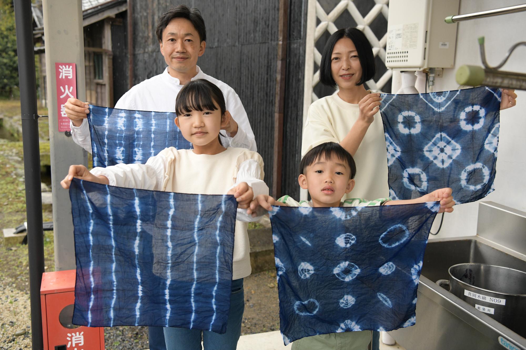 体験をする家族の写真