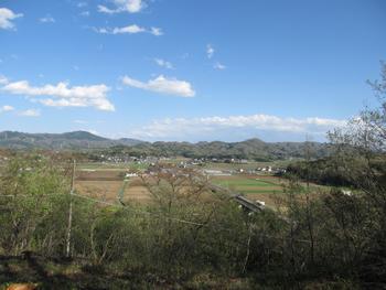 快晴の空と田園風景が山並みから見える写真