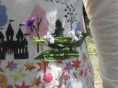 草花遊びをしている写真です。