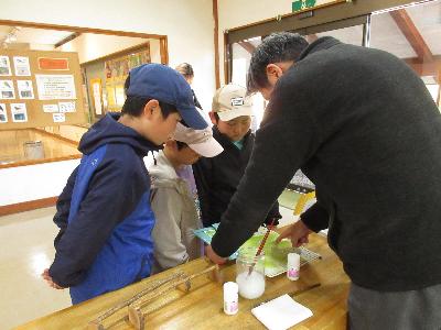 参加者たちがカウンターで答え合わせをしている写真です。