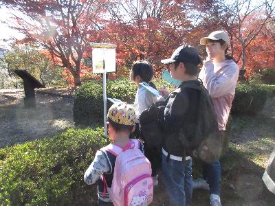 参加者たちがクイズの答えを考えている写真です。