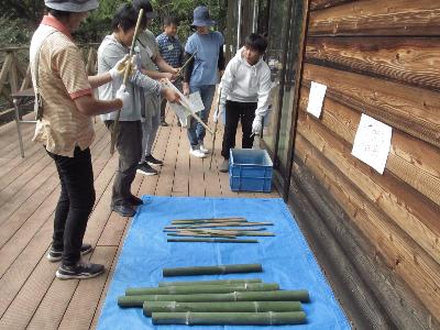 参加者が竹を選んでいる写真です。