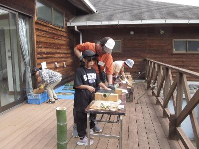 参加者が竹を切っている写真です。