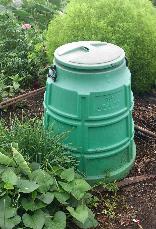 屋外に置かれた緑色のコンポスト容器の写真
