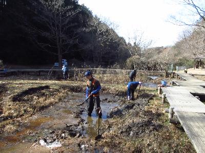 泥さらいをしている参加者の写真です。