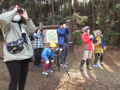 双眼鏡やスコープで鳥を観察しているところの写真です。