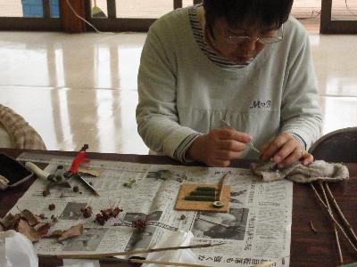 こいのぼりを制作中の写真です。