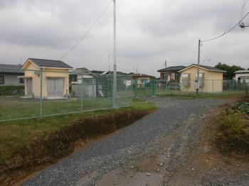 フェンスの奥にある大田山水源地の外観写真