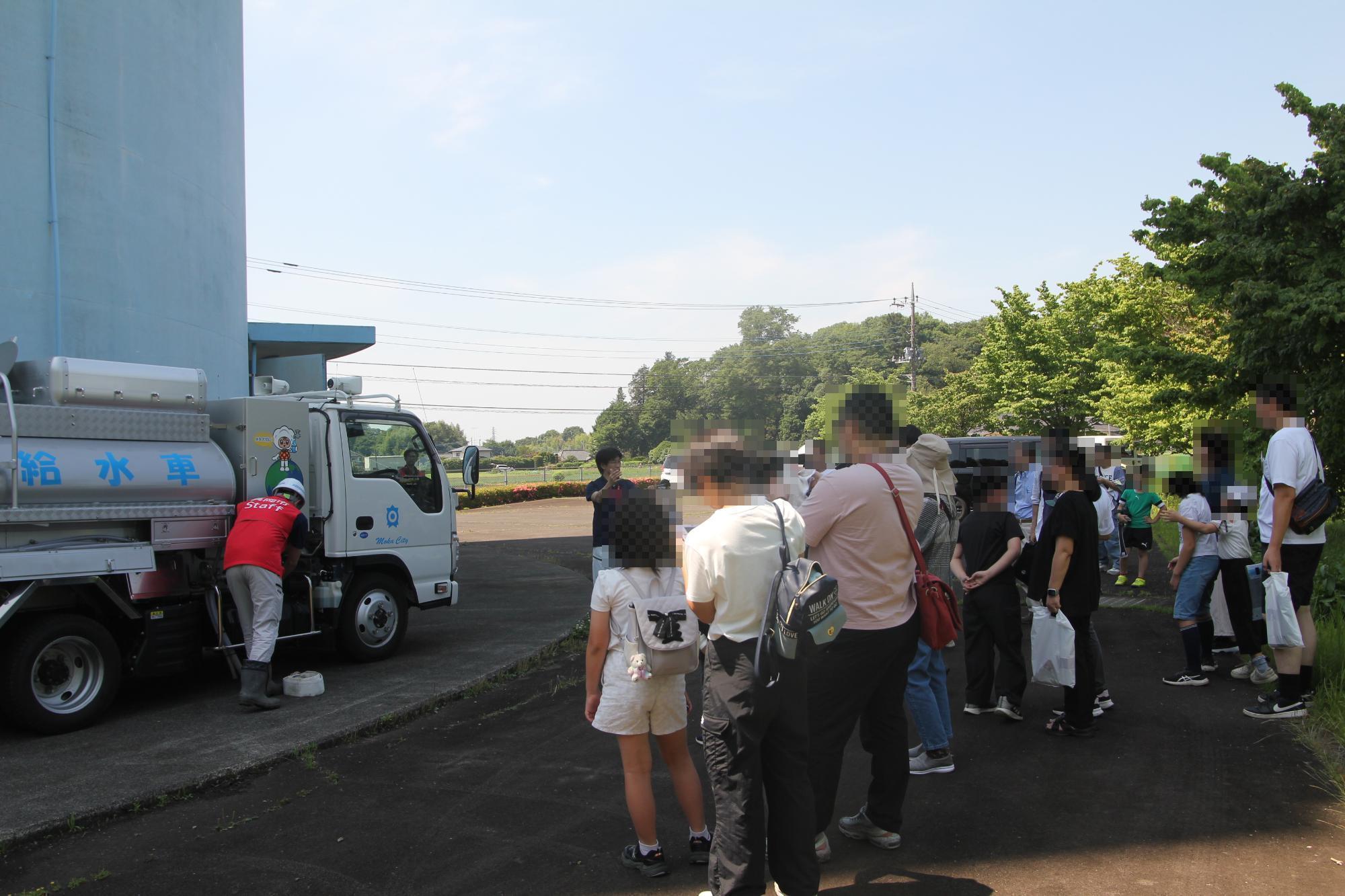 給水車見学の様子
